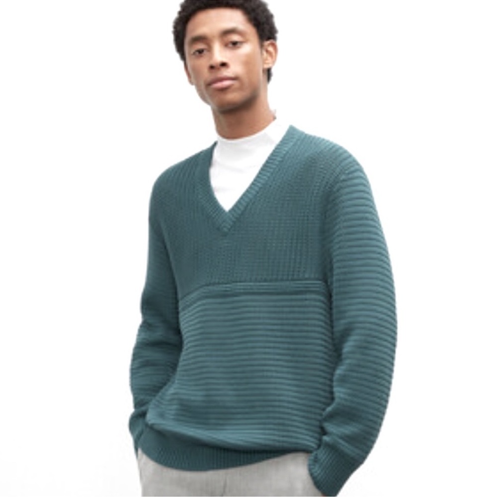 Club Monaco Men's V-Neck Upgraded with Mixed Knit Cotton For Allover Texture